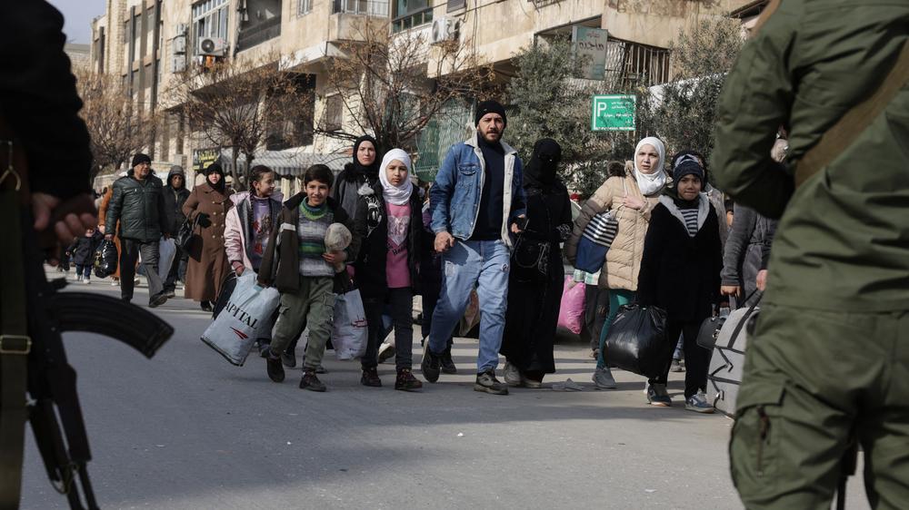 Kämpfe in Syrien: Familien fliehen am 7. Januar mit ihren Habseligkeiten aus kurdischen Vierteln Aleppos. Zuvor hatte die Armee zur Evakuierung der Stadtteile aufgerufen.