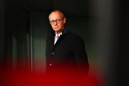Umgang mit Donald Trump: Liesa Johannssen/Bloomberg via Getty Images
Friedrich Merz, Germany's chancellor, waits to greet Donald Tusk, Poland's prime minister, in Berlin, Germany, on Monday, Dec. 1, 2025. The Polish and German cabinets are holding intergovernmental consultations.