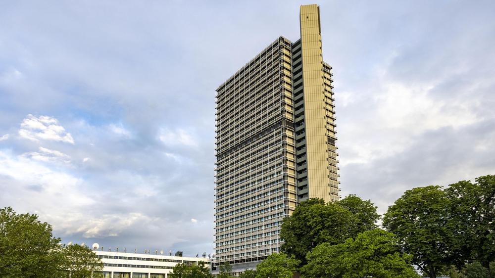   In diesem 115 Meter hohen Haus im Bundesviertel in Bonn, in dem früher Mitglieder des Deutschen Bundestages ihre Büros hatten, haben heute Büros des Vereinten Nationen ihren Standort. Das Gebäude ist Teil des UN-Campus.