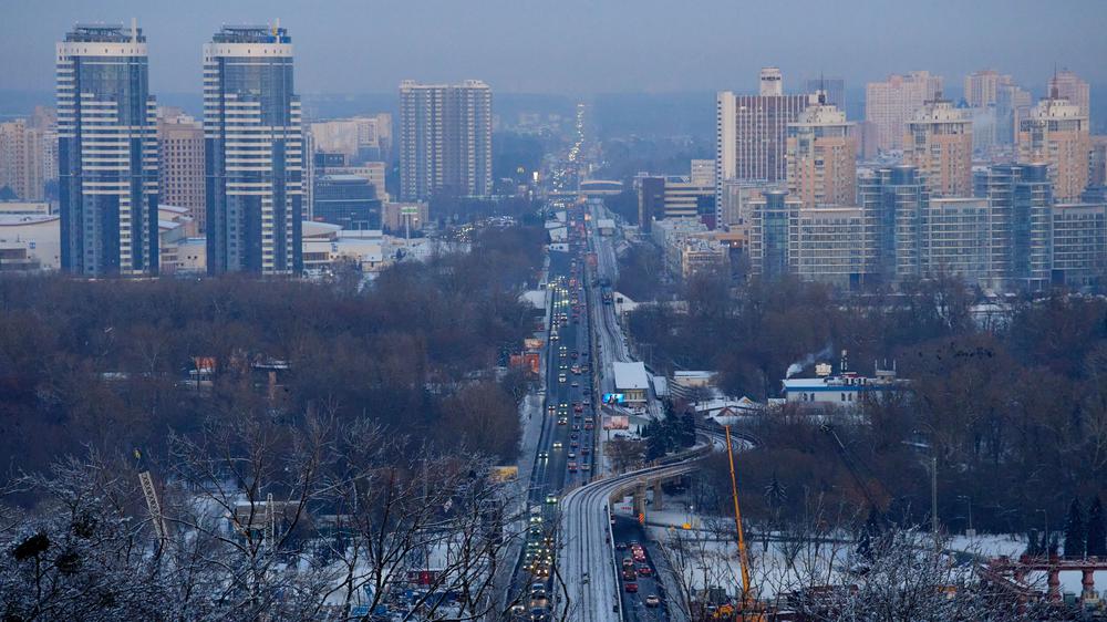  Blick auf den Ostteil Kyjiws. Laut Bürgermeister Vitali Klitschko ist dort nach einem Luftangriff teilweise die Wasserversorgung ausgefallen.