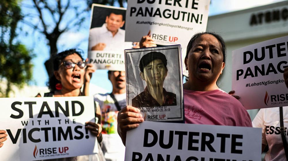  Demonstranten fordern einen Prozess gegen den früheren Präsidenten der Philippinen, Rodrigo Duterte. Sein Kampf gegen Drogenkriminalität hat Schätzungen zufolge bis zu 30.000 Menschen das Leben gekostet.