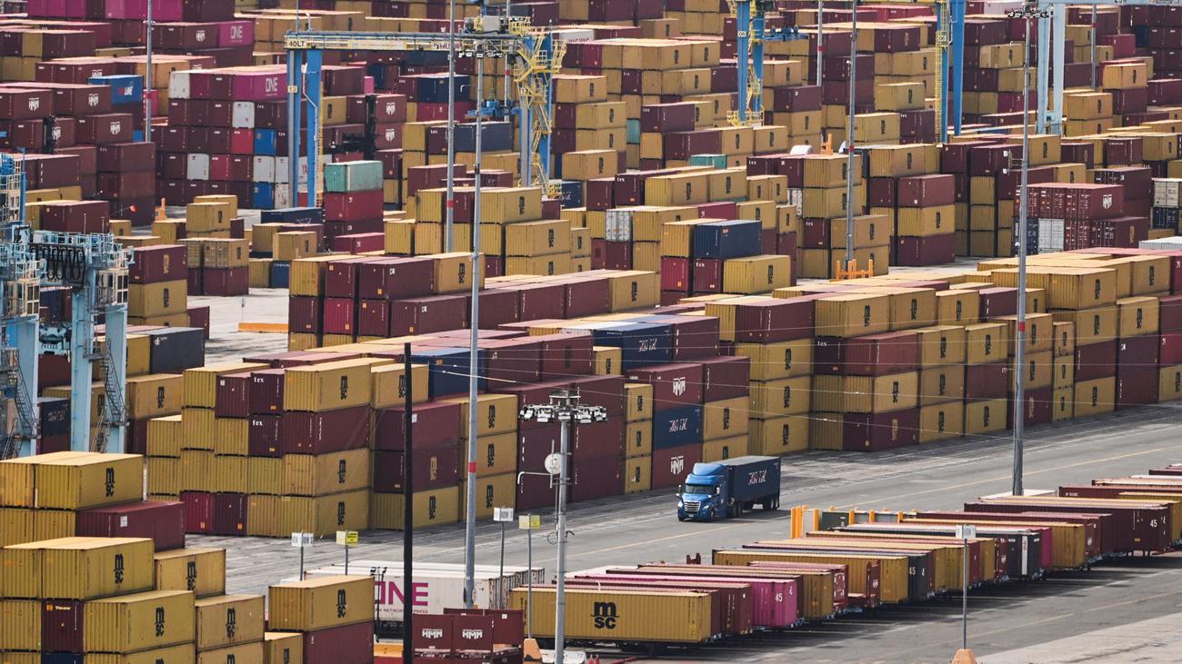 Zollpolitik: EU-Parlament will US-Handelsdeal wegen neuer Zolldrohungen pausieren