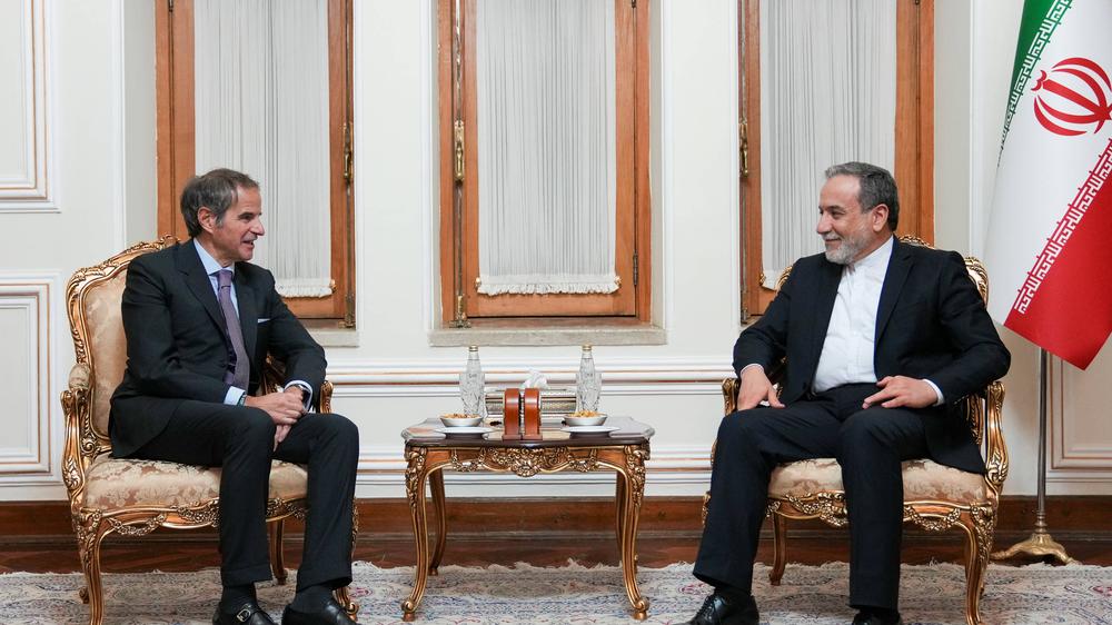  IAEA-Chef Rafael Grossi und der iranische Außenminister Abbas Araghtschi bei einem Treffen in Teheran im vergangenen April