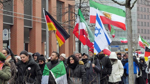 Iran: Tausende demonstrieren in Berlin gegen iranisches Regime