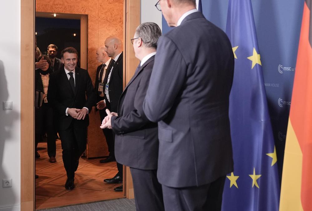Münchner Sicherheitskonferenz: Der französische Präsident Emmanuel Macron mit dem britischen Premierminister Keir Starmer und dem deutschen Bundeskanzler Friedrich Merz auf der 62. Münchner Sicherheitskonferenz