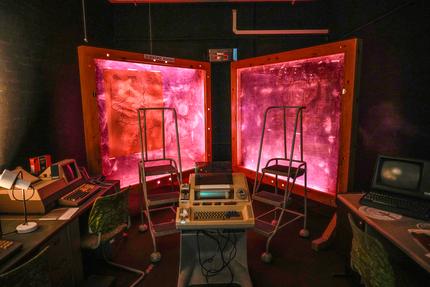 Nukleare Abschreckung: NANTWICH, ENGLAND - MAY 24: The nuclear strike mapping room view inside the former RAF Hack Green secret nuclear bunker on May 24, 2023 in Nantwich, England. Hack Green played a central role in the defence of Britain for almost sixty years. It was chosen during WW2 to protect the land between Birmingham and Liverpool from hostile attack and as a location for the new RADAR equipment. The bunker went on to be used for shelter and protection during the Cold War. As relations between East and West thawed many of the UK's nuclear bunkers were sold off. The Secret Bunker is now privately owned by the Siebert family and is run as a museum trust.