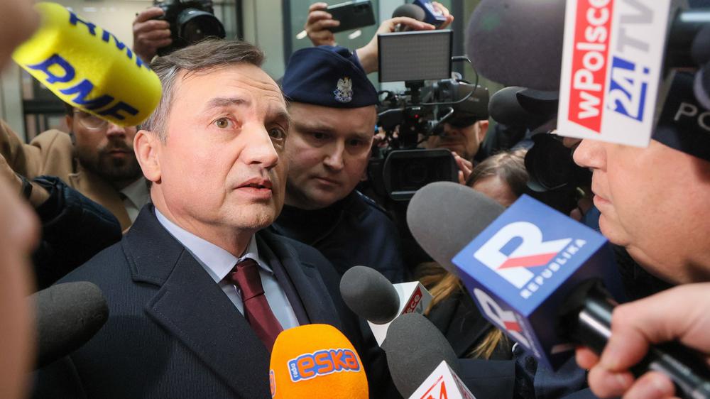  In Polen droht Zbigniew Ziobro, dem ehemaligen Justizminister, eine lange Haft wegen Korruption und Amtsmissbrauch.
