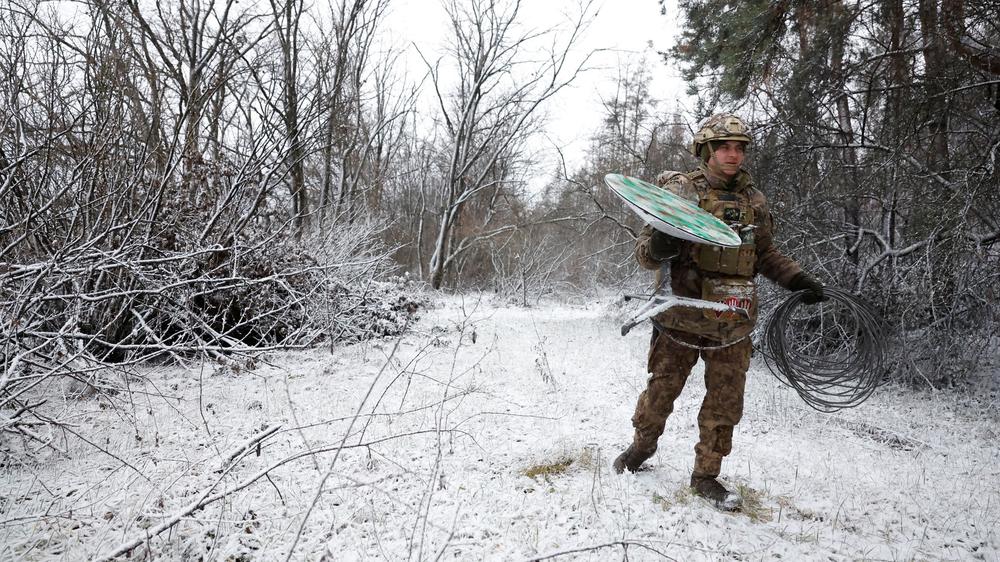  Ukrainischer Soldat mit einem Starlink-Terminal im Januar 2023 im Nordosten der Ukraine