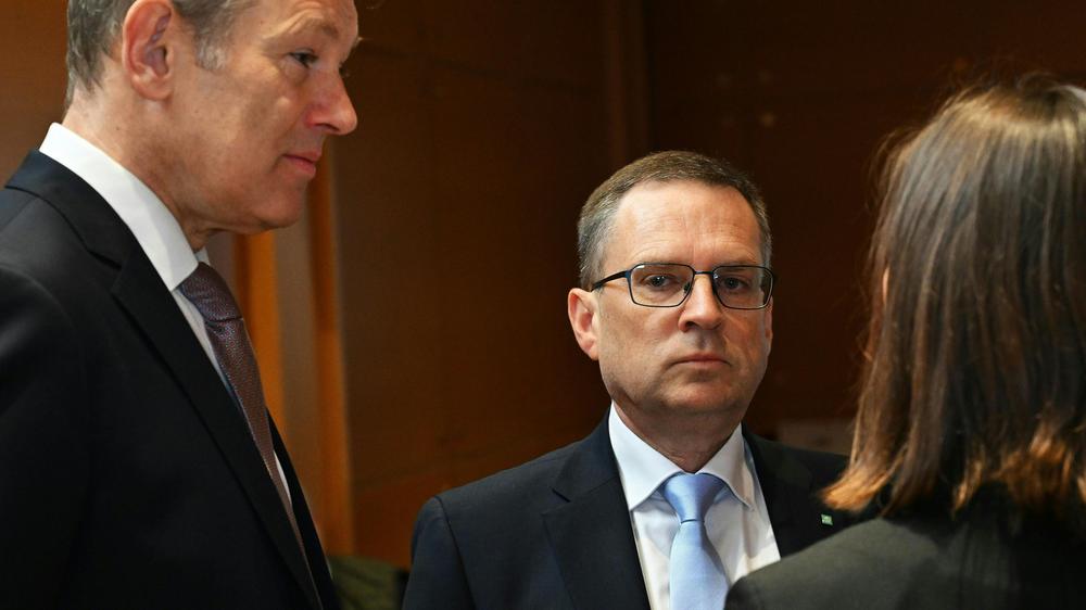 August Wöginger: ÖVP-Klubobmann August Wöginger am Dienstag mit seinem Anwalt am Linzer Landesgericht