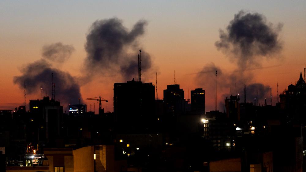  Rauch über Teheran nach einem Luftangriff