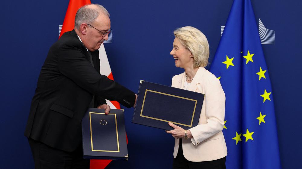  Ursula von der Leyen und der Schweizer Präsident Guy Parmelin unterzeichnen einen Kooperationsvertrag.