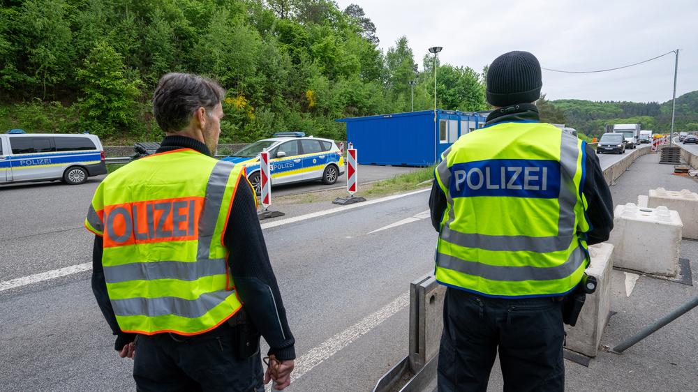 Grenzkontrollen: Beamte an einer Kontrollstelle auf der A64 Nahe der luxemburgischen Grenze