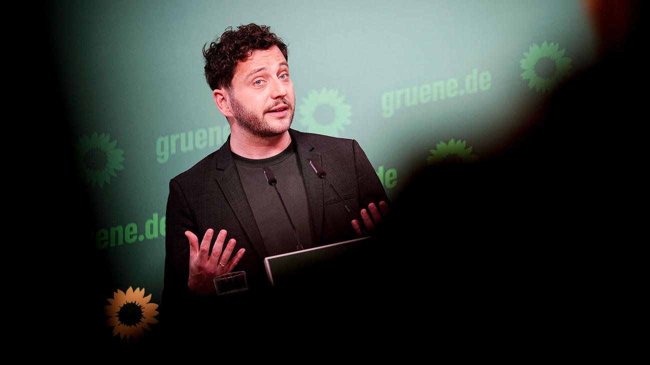 Tanken: Grünenchef fordert wegen hoher Spritpreise Tempolimit auf Autobahnen