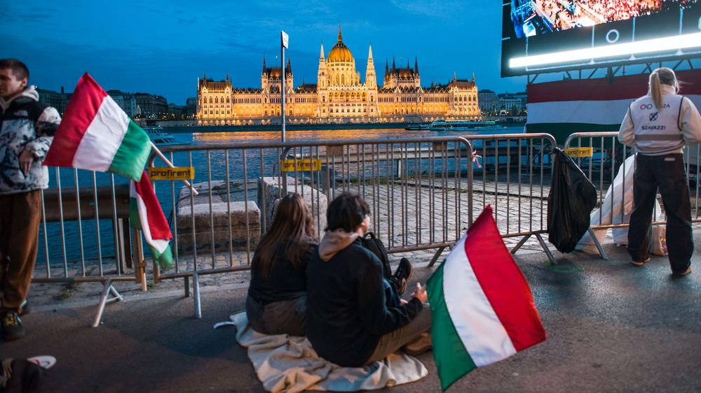 Wahl in Ungarn: Anhänger von Péter Magyar am Wahlabend in Budapest