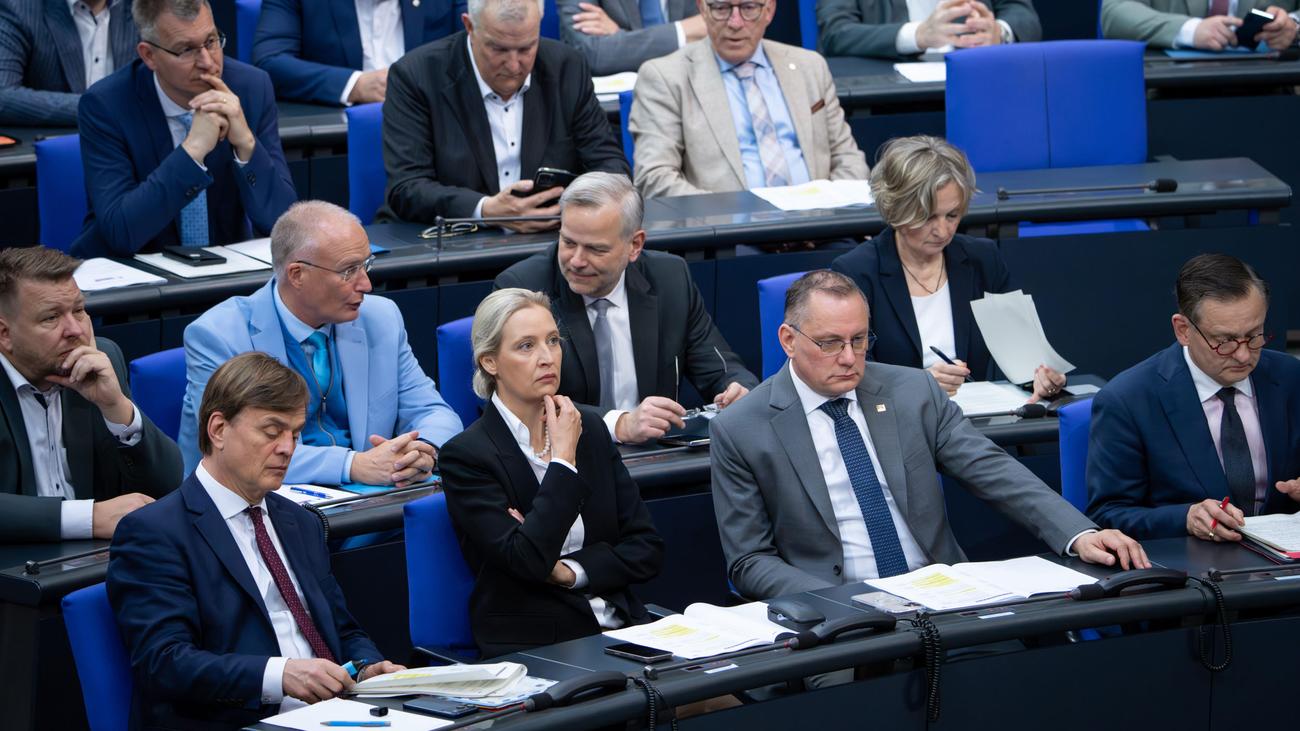 »Deutschlandtrend«: AfD überholt Union erstmals in ARD-Umfrage