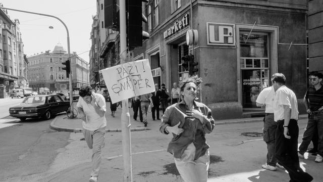 Belagerung von Sarajevo: Haben in Sarajevo auch Deutsche zum Spaß auf Menschen geschossen?