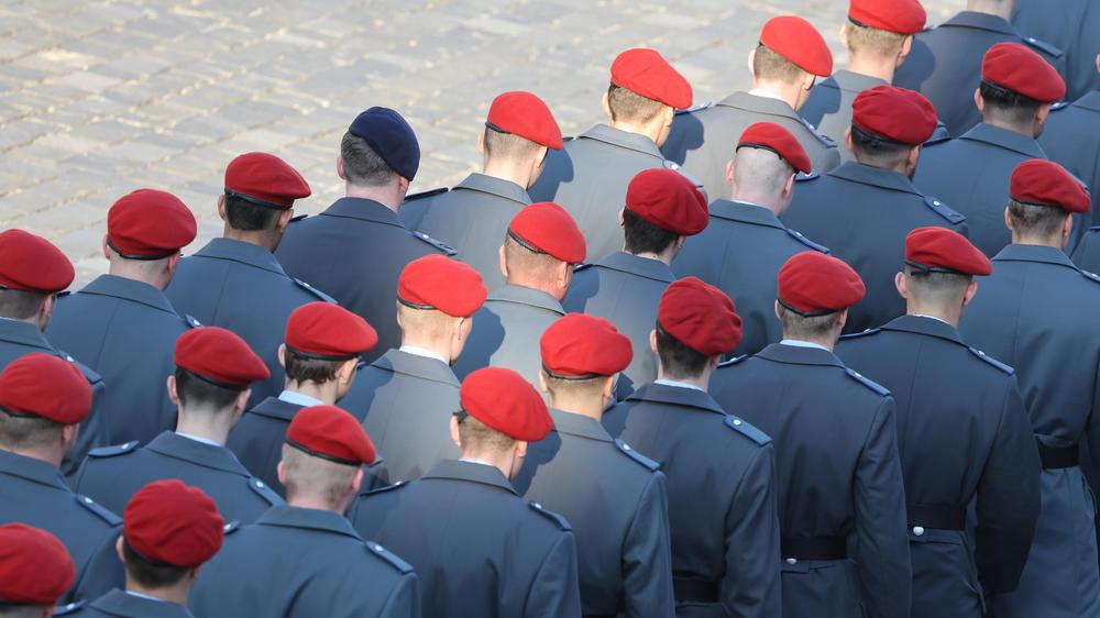 Neuer Wehrdienst: Seit Jahresbeginn erhielten rund 206.000 18-jährige einen Brief von der Bundeswehr.