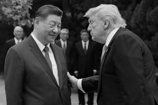 Nachrichtenpodcast: US President Donald Trump (R) gestures to China's President Xi Jinping as he leaves after a visit to Zhongnanhai Garden in Beijing on May 15, 2026.
