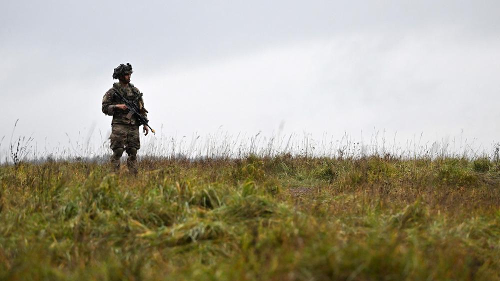 US-Soldaten in Deutschland: Ein US-Soldat während einer gemeinsamen Nato-Übung in Süddeutschland im Jahr 2023: Bald könnte es deutlich weniger US-Soldaten in Deutschland geben.