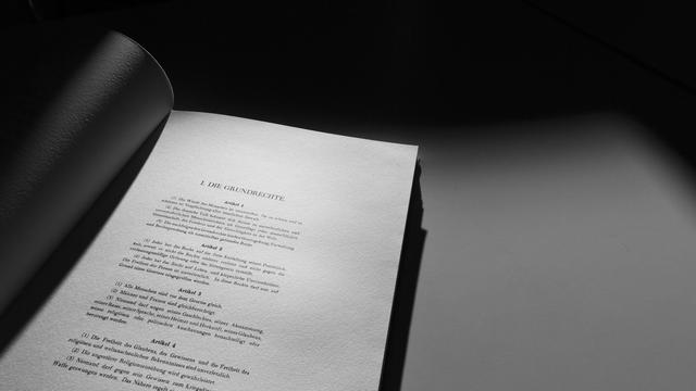 Grundgesetz: 77 Jahre Grundgesetz – ein Grund zum Feiern?