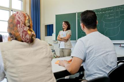 Integrationskurse: Integrationskurs für Flüchtlinge
Die Deutschlehrerin Gülsen Landshuter geht mit Teilnehmern eines Integrationskurses am 14.07.2016 im Bildungszentrum in Nürnberg (Bayern) eine Sprachübung durch. Zuwanderer und Flüchtlinge sollen im Integrationskurs deutsch lernen und Grundkenntnisse über die Bundesrepublik bekommen. Foto: Daniel Karmann/dpa (zu dpa "Erfolgsmodell Integrationskurs?" vom 12.08.2016) ++ +++ dpa-Bildfunk +++