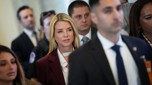 Epstein-Akten: Ex-US-Justizministerin Bondi verweigert Antwort auf Fragen zu Trump