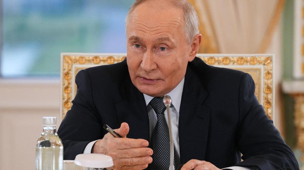  Russlands Präsident Wladimir Putin zeigt sich bei einem Pressetreffen am Rande des Wirtschaftsforum in St. Petersburg kompromissbereit.