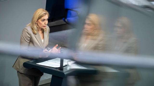 Abstimmung im Bundestag: Gesundheitsministerin Warken rechtfertigt Reform mit Sparzwang
