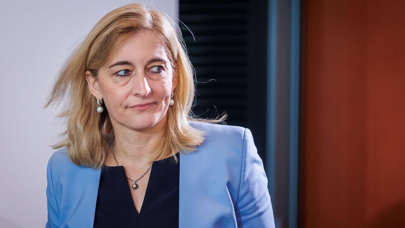 Kabinettsumbildung: Nina Warken übernimmt Kanzleramt, Linnemann wird Gesundheitsminister