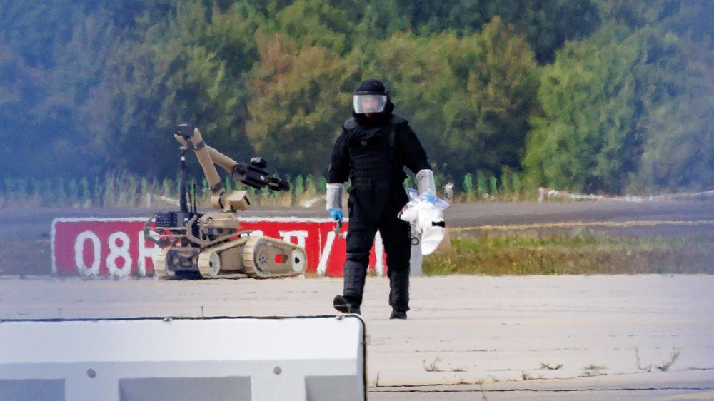 Flughafen Leipzig/Halle: Ein Polizist ermittelt auf dem Rollfeld in der Nähe eines ukrainischen Antonow-Frachtflugzeugs auf dem Flughafen Leipzig/Halle.