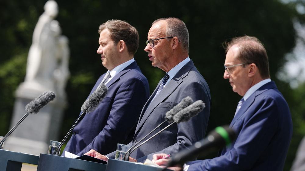 Kabinettsklausur: Vizekanzler Lars Klingbeil (SPD), Bundeskanzler Friedrich Merz (CDU) und Innenminister Alexander Dobrindt (CSU) haben nach der Klausur gesprochen.