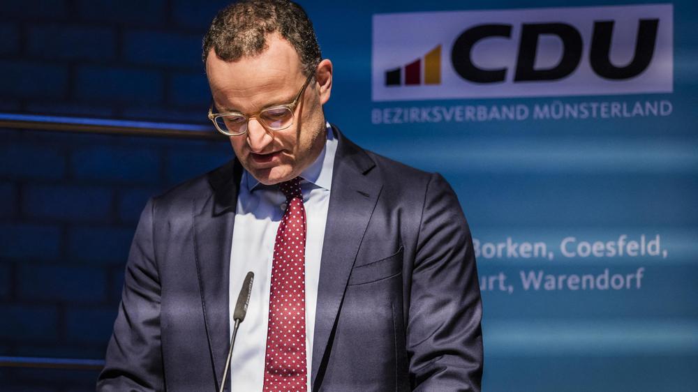 Jens Spahn spricht (CDU) auf dem Bezirksparteitag der CDU Münsterland. Spahn war nach seiner Leihmutter-Affäre als Vorsitzender der CDU/CSU-Fraktion im Bundestags zurückgetreten. Nun verzichtet er im nächsten Schritt auf den Vorsitz im Münsterland, Bundestagsabgeordneter seines Wahlkreises im westlichen Münsterland will er aber bleiben.