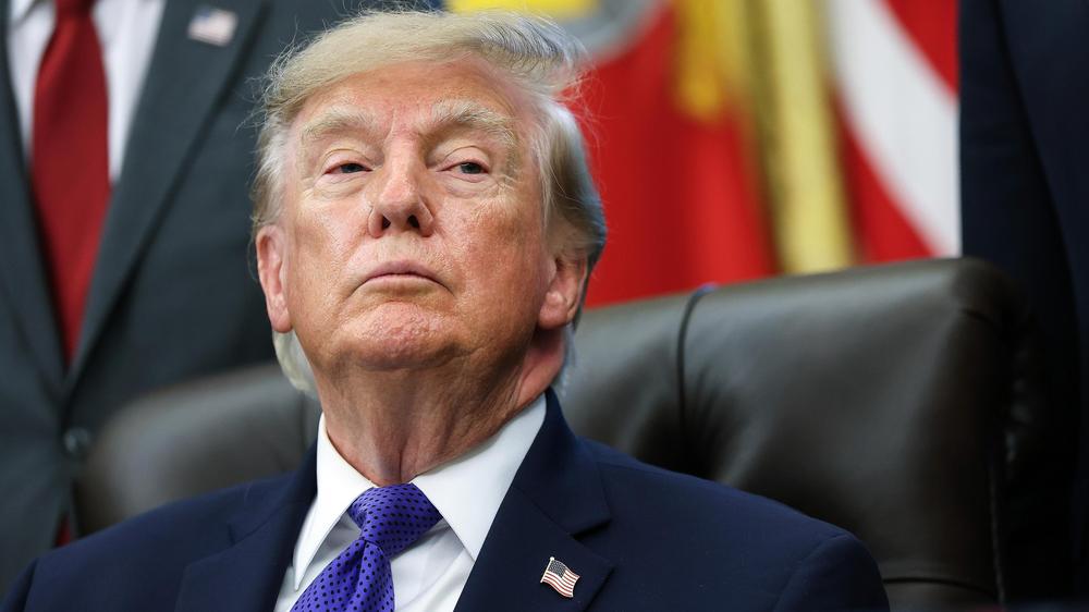  Die US-Regierung darf Migranten nach einer Entscheidung des Obersten Gerichtshofs vorerst wieder in Drittstaaten abschieben.