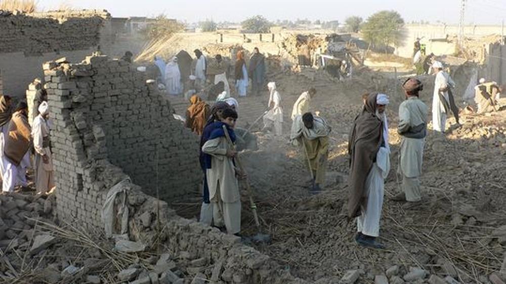 Islamistischer Terror: Menschen suchen in einem von einer Autobombe zerstörten Haus in Pakistan nach Überlebenden. Der islamistische Terrorismus bleibt eine große Herausforderung für Sicherheitskräfte weltweit