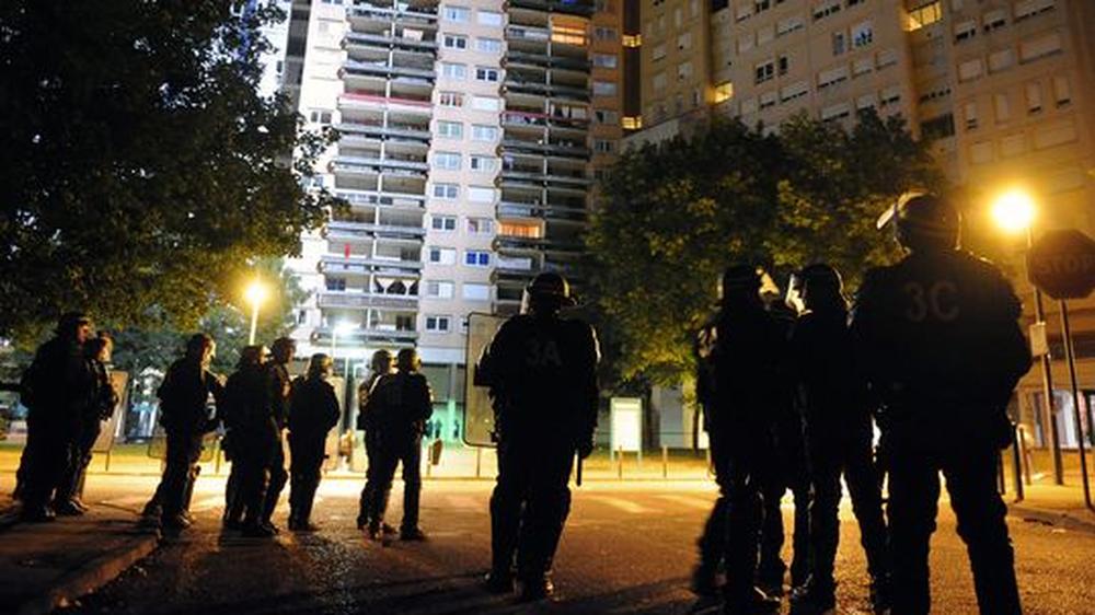 In Grenoble setzten Randalierer 15 Autos in Brand. Die Polizei nahm vier Menschen fest