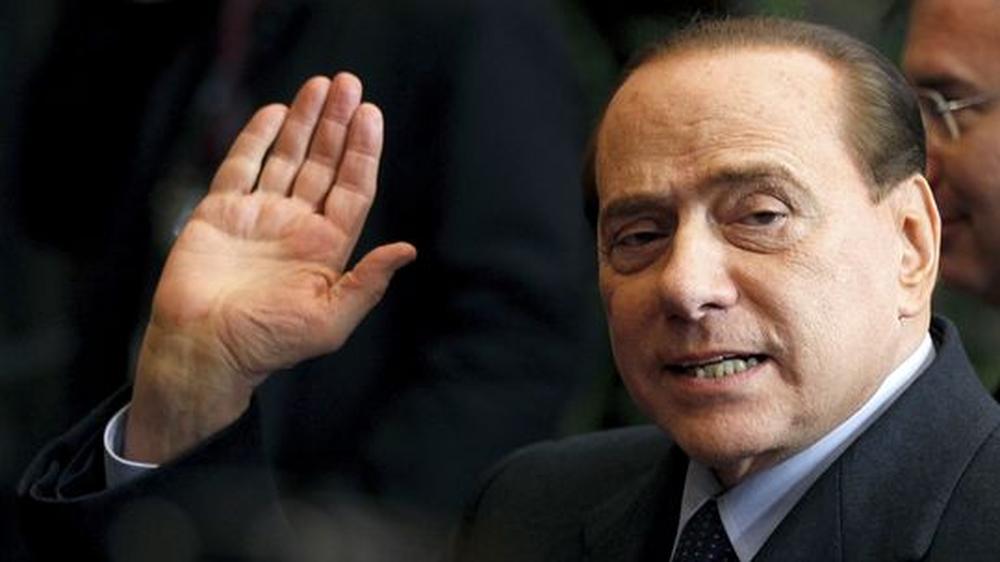 Italien: Der italienische Premierminister Silvio Berlusconi winkt auf dem EU-Gipfel in Brüssel