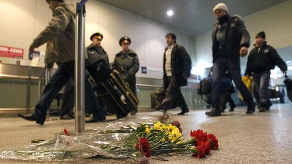 Blumen im Gedenken an die Opfer des Terroranschlages auf dem Flughafen Moskau-Domodeowo
