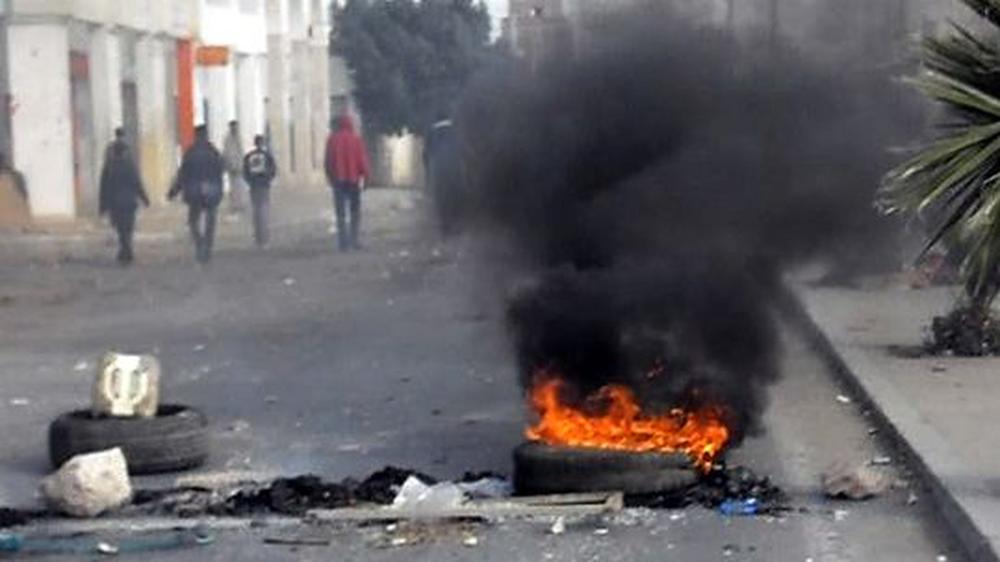 Brennender Reifen in einer Straße der tunesischen Stadt Regueb