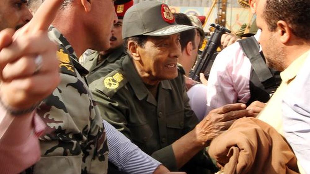 Verteidigungsminister Mohammed Hussein Tantawi Anfang Februar, während einer Unterhaltung mit Demonstranten auf dem Tahrir-Platz.