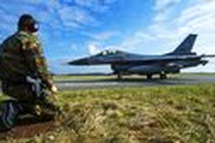 Militärhilfe: Eine F-16 hebt vom Stützpunkt in Leeuwarden in Richtung Sardinien ab. Die niederländische Armee stellte sechs Kampfjets und 200 Soldaten für den Libyen-Einsatz der Nato.