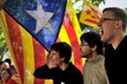 Spanien: Befürworter der katalanischen Unabhängigkeit demonstrieren vor dem Parlament in Barcelona.