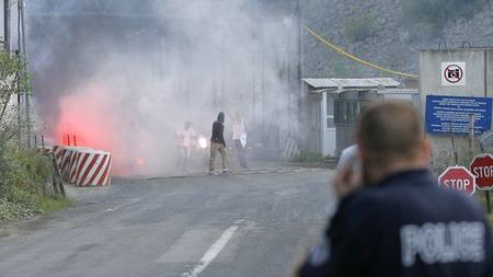 Importstreit Kosovo Serben Setzen Grenzubergang In Brand Zeit Online