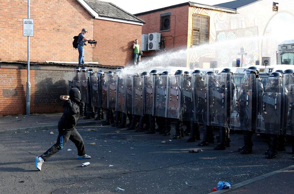 Nordirland-Konflikt: Molotowcocktails Gegen Die Queen | ZEIT ONLINE