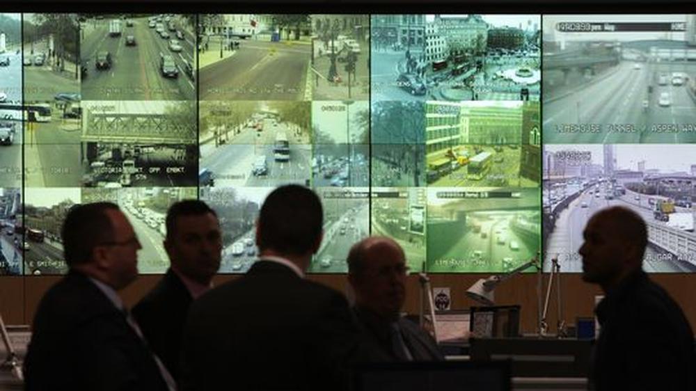 Londoner Polizisten vor Übertragungsschirmen des staatlichen Videoüberwachungssystems, im Zentralen Kommunikationsstab vor dem G20-Gipfel im März 2009