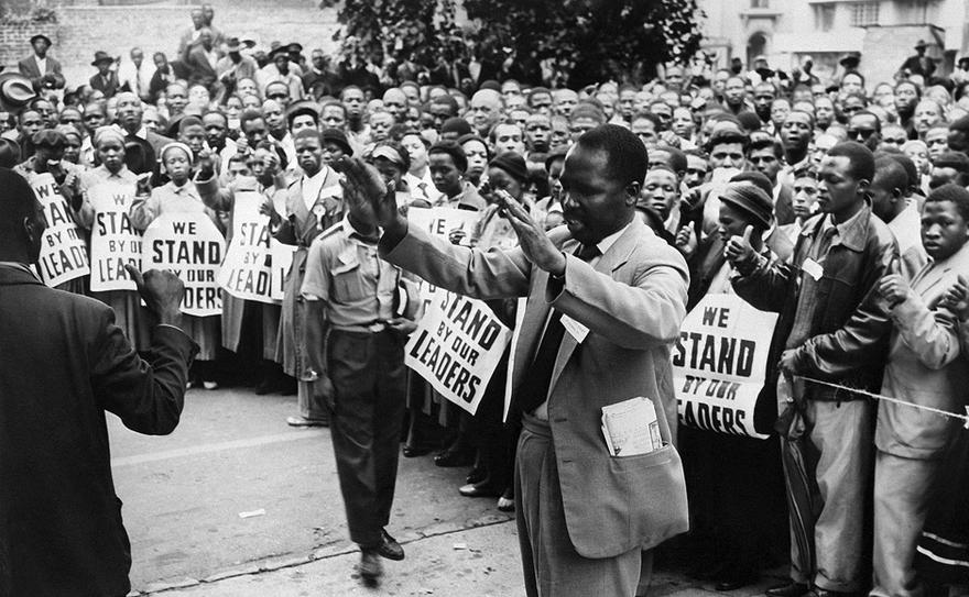 gericht in johannesburg um 152 angeklagte anti apartheid aktivisten zu untersttzen auch nelson mandela steht vor gericht offafpgetty images - Nelson Mandela Lebenslauf Kurz gericht in johannesburg um 152 angeklagte anti apartheid aktivisten zu untersttzen auch nelson mandela steht vor gericht offafpgetty images - Nelson Mandela Lebenslauf Kurz