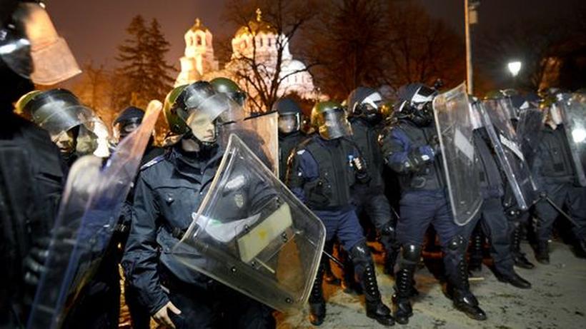 Strompreise: Aufgebrachte Bulgaren attackieren Parlament