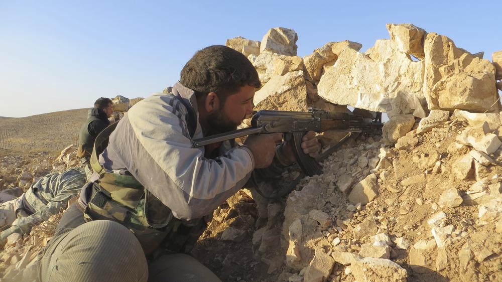 Bürgerkrieg: Ein Kämpfer der Freien Syrischen Armee an der Grenze zwischen Syrien und Jordanien