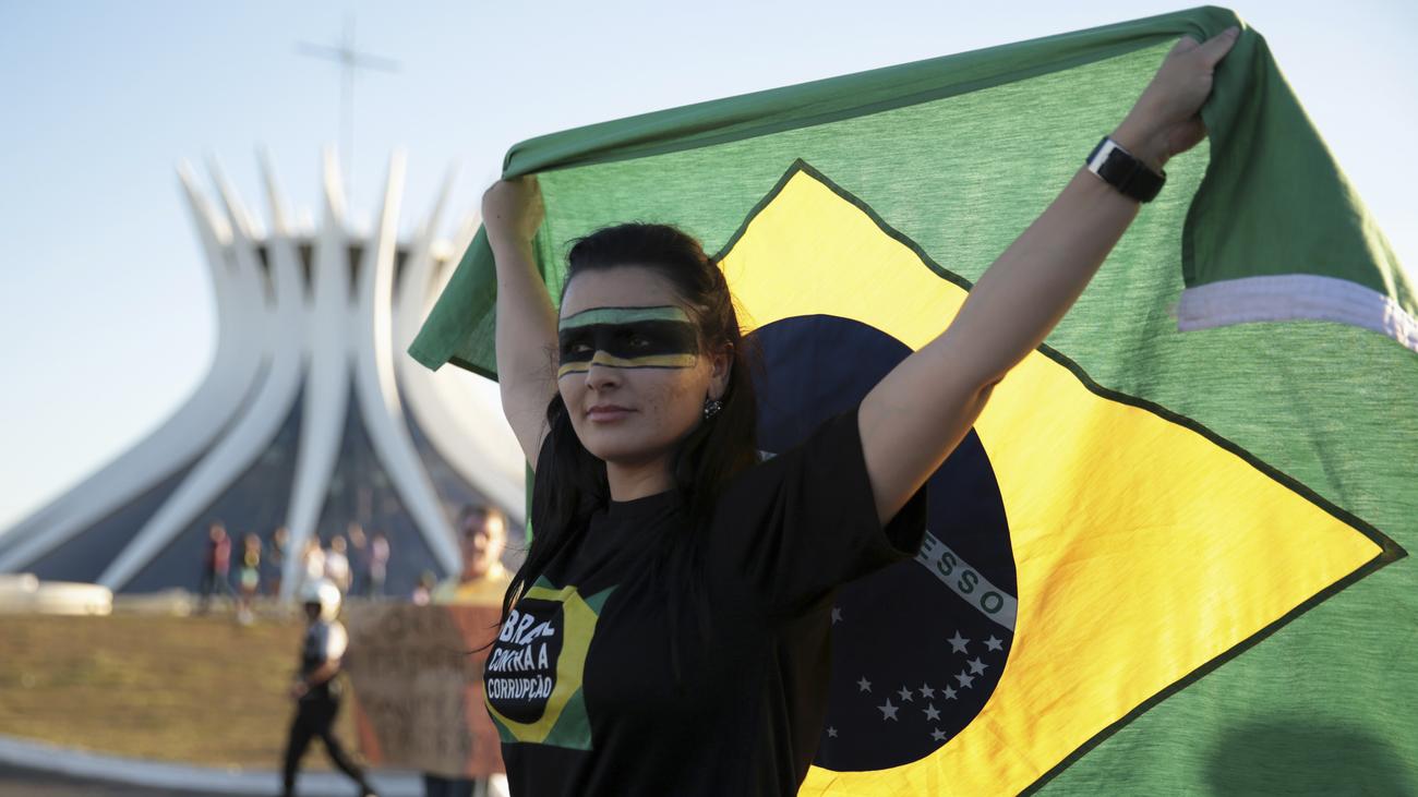 Brasilien-frauen, die mannrucksack suchen