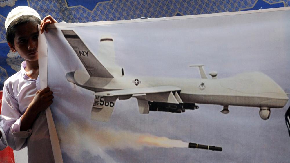 Krieg gegen Terror: Während einer Protestveranstaltung Anfang Juli in Lahore zeigt ein pakistanischer Junge das Bild einer US-Drohne.