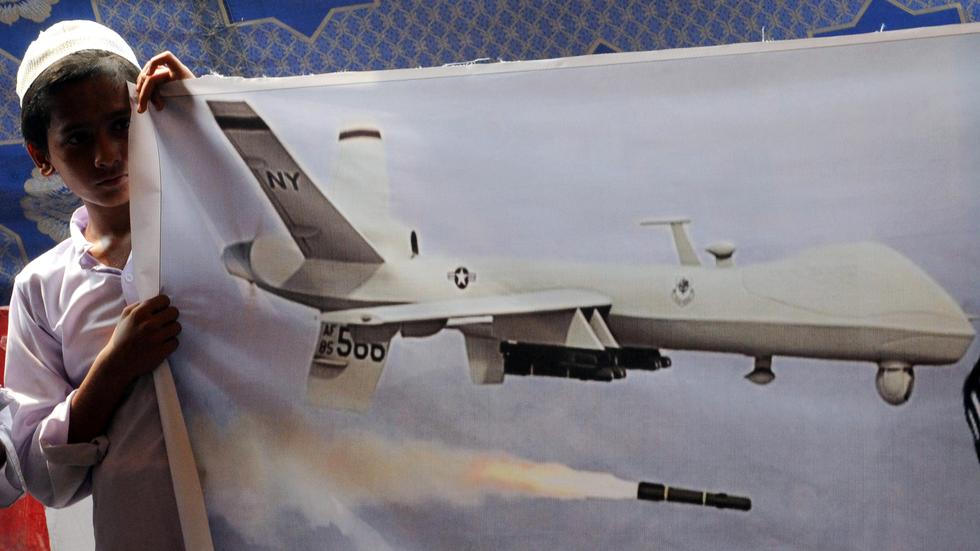 Krieg gegen Terror: Während einer Protestveranstaltung Anfang Juli in Lahore zeigt ein pakistanischer Junge das Bild einer US-Drohne.